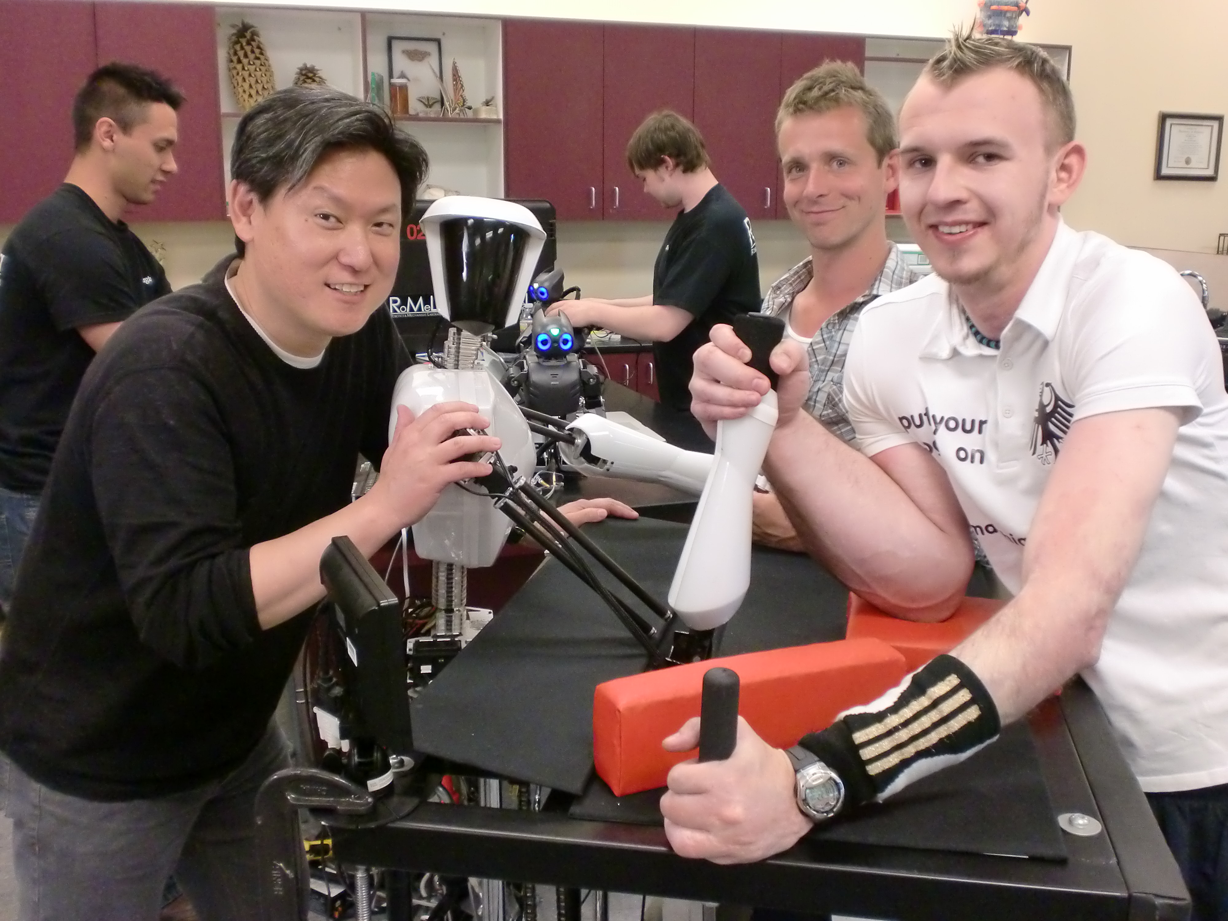 Erfinder Dennis Hong, Roboter CHARLI, Moderator Daniel Browning und Matthias Schlitte 2
